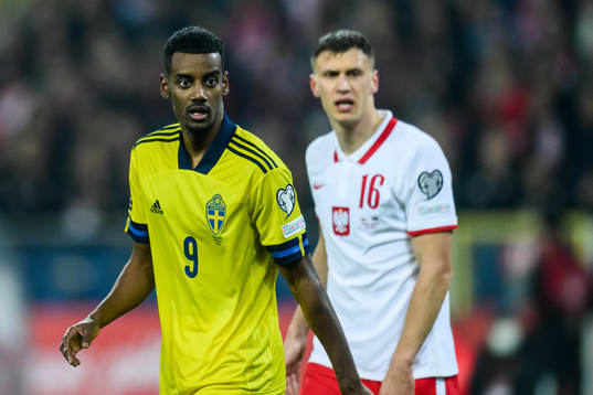 Alexander Isak of Sweden and Krystian Bielik of Poland