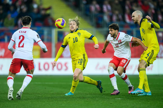 Emil Forsberg of Sweden and Bartosz Berezynski of Poland