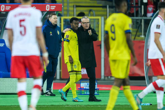 Anthony Elanga and head coach Janne Andersson of Sweden