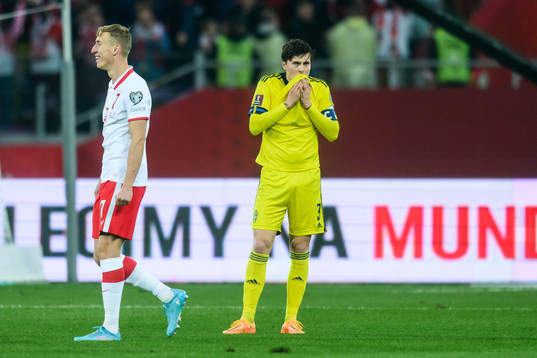Victor Nilsson Lindelöf of Sweden looks dejected