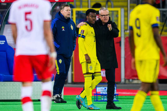 Anthony Elanga and head coach Janne Andersson of Sweden