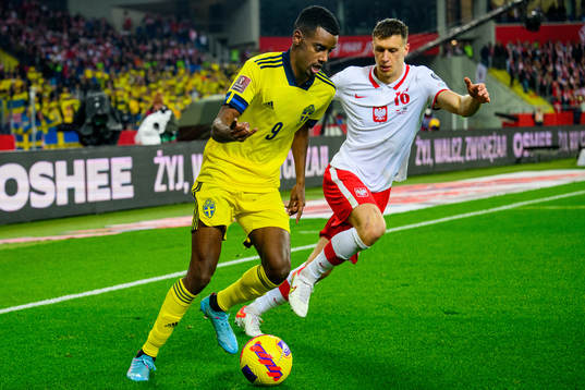 Alexander Isak of Sweden and Krystian Bielik of Poland