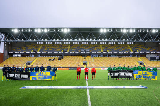Players of Sweden and of Ireland participate in a