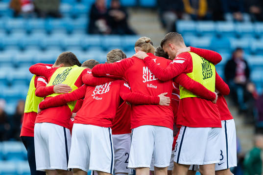 Players of Norway gathered in a circle
