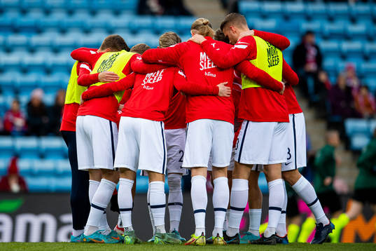 Players of Norway gather in a circle