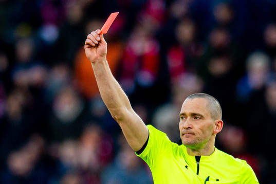 Mads-Kristoffer Kristoffersen, referee, hands out a red card