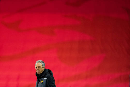 Joaquín Caparrós, head coach of Armenia