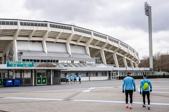 Malmö FFs spelare går mot Malmö Stadion