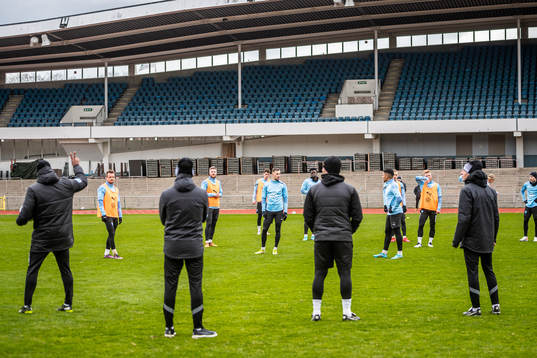 Spelarna får instruktioner av tränarna