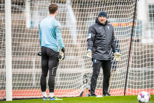 Målvaktstränare Jonnie Fedel ger instruktioner till