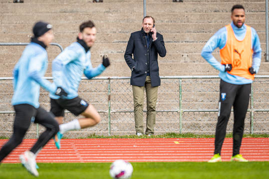 Sportchef Andreas Georgson pratar i telefon