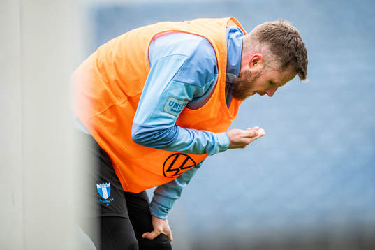 Lasse Nielsen tar sig mot ansiktet