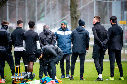 Tränare Firat Sahan med spelarna