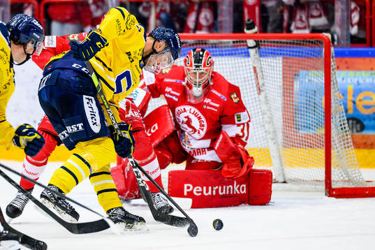 Södertäljes Jonatan Harju oroar framför Troja/Ljungbys