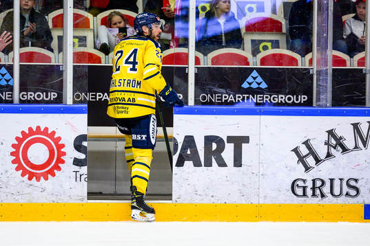 Södertäljes Jacob Dahlström på väg ut i