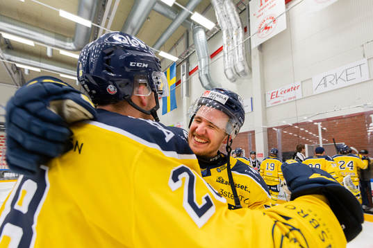 Södertäljes Emil Alba och Rasmus Kahilainen jublar