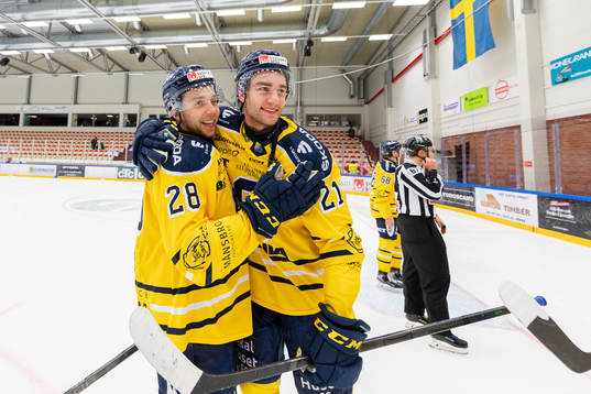 Södertäljes Emil Alba och Henrik Malmström jublar