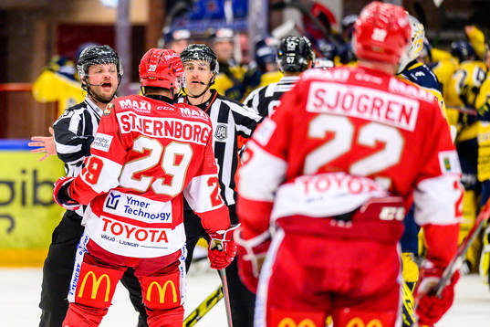 Troja/Ljungbys Victor Stjernborg motas bort av domarna