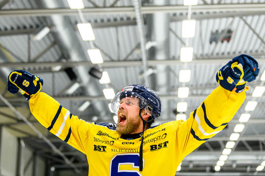 Södertäljes Erik Ullman jublar