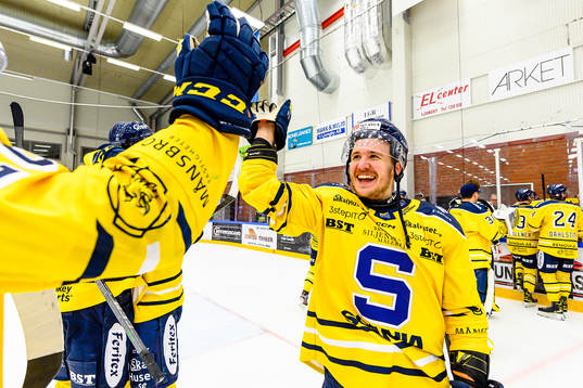 Södertäljes Rasmus Kahilainen jublar
