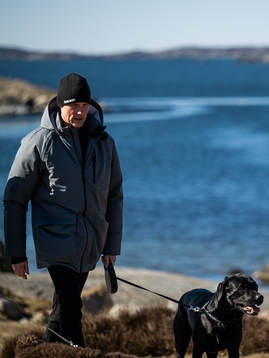 Frölundas tränare Roger Rönnberg med hunden Nelson