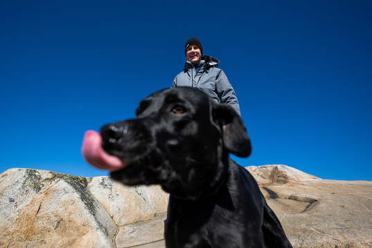 Frölundas tränare Roger Rönnberg med hunden Nelson
