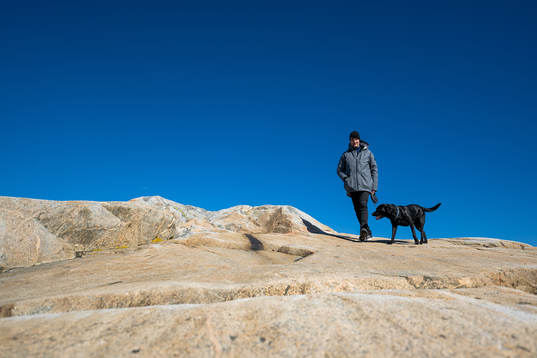 Frölundas tränare Roger Rönnberg med hunden Nelson