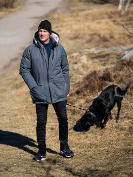 Frölundas tränare Roger Rönnberg med hunden Nelson