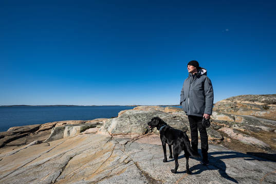 Frölundas tränare Roger Rönnberg med hunden Nelson