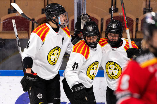 Brynäs Rosa Lindstedt , Denisa Krizova och Emma Murén