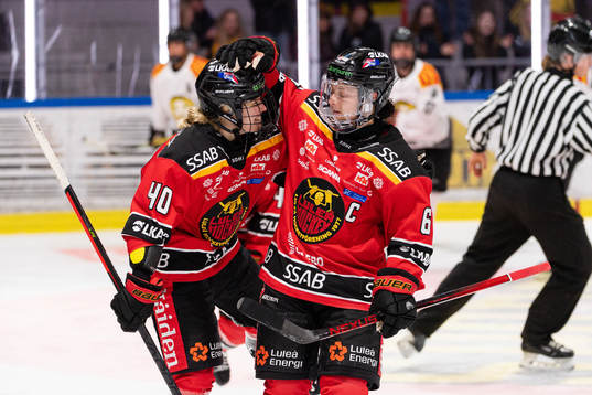 Luleås Noora Tulus och Jenni Hiirikoski jublar