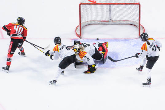 Luleås Noora Tulus gör 1-1 bakom Brynäs målvakt Ellen