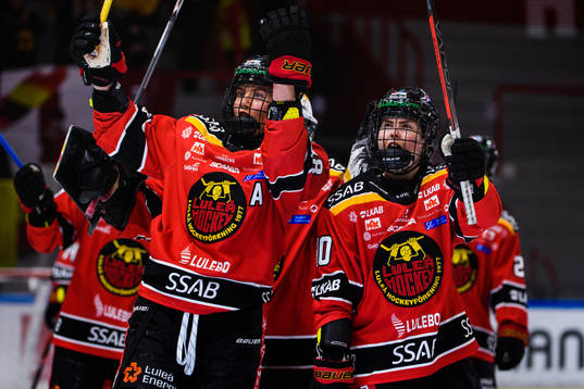 Luleås Ronja Savolainen och Noora Tulus jublar