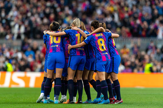 Players of Barcelona celebrate the 1-0 goal