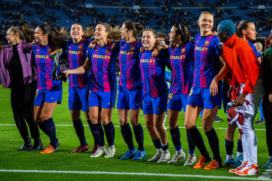 Fridolina Rolfö and players of Barcelona celebrate