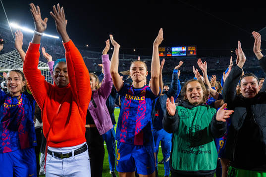 Fridolina Rolfö and players of Barcelona celebrate