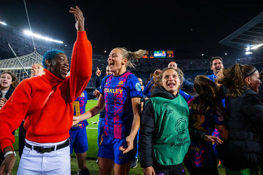Asisat Oshoala, Fridolina Rolfö and players of Barcelona