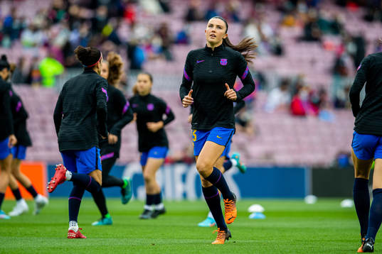 Ingrid Syrstad Engen of Barcelona warms up