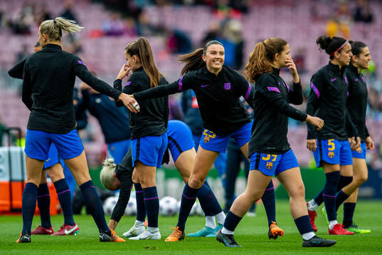 Ingrid Syrstad Engen of Barcelona warms up