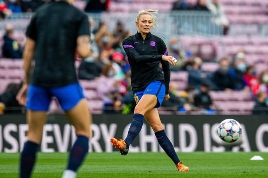 Fridolina Rolfö of Barcelona warms up