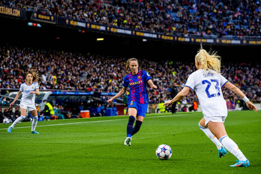 Caroline Graham Hansen of Barcelona and Sofie Svava of Real