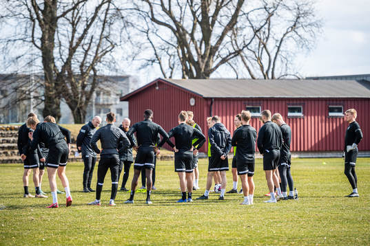 Spelarna samlas