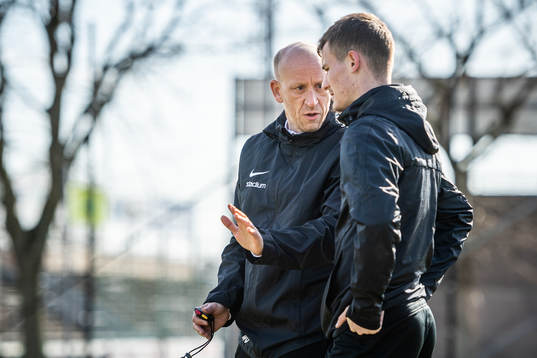 Tränare Billy Magnusson instruerar Robin Dzabic