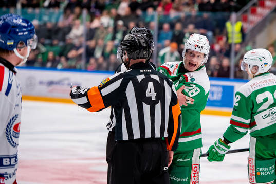 Rögles Anton Bengtsson  reagera mot Oskarshamns spelare