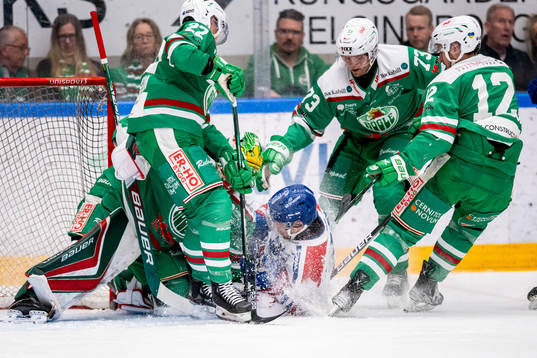 Oskarshamns Brian Cooper framför Rögles målvakt