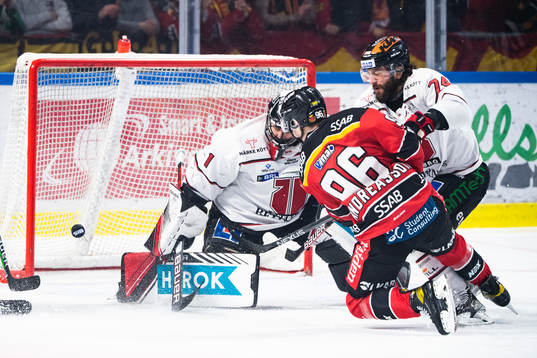 Luleås Pontus Andreasson gör 1-0 bakom Örebros målvakt