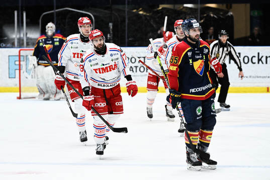 Timrås Robin Hanzl jublar medan Djurgårdens Emile Poirier