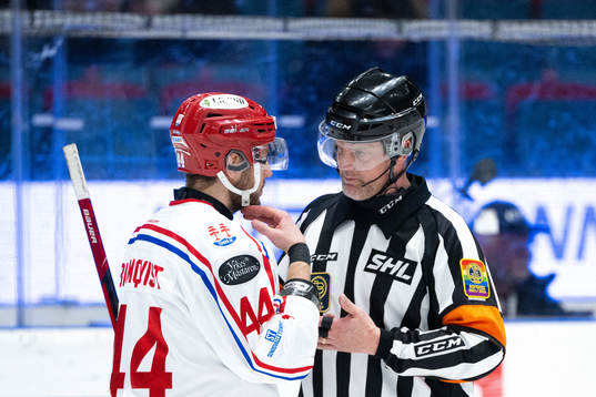 Timrås Jacob Blomqvist i samtal med domare Mikael Nord