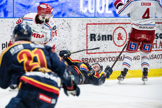 Timrås Robin Hanzl tacklar Djurgårdens Marcus Sörensen