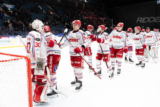 Timrås spelare jublar med målvakt Jacob Johansson